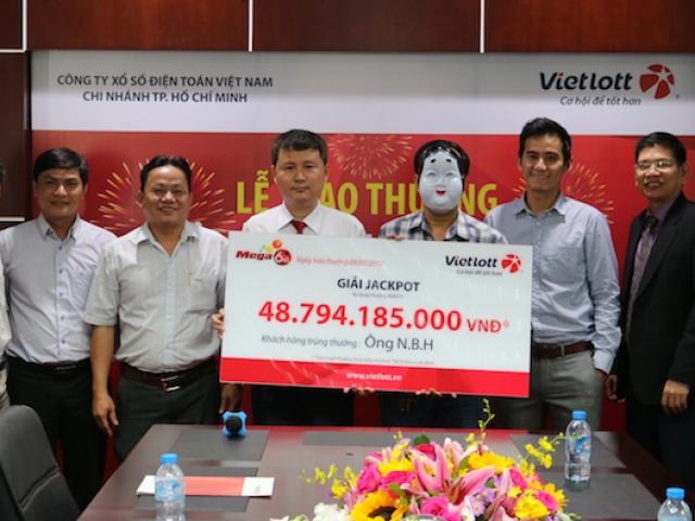 Tin tức trong ngày - Người trúng xổ số 49 tỉ trong ngày tết Dương lịch đã nhận giải