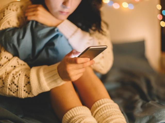 Sức khỏe đời sống - Tác hại khôn lường từ việc sử dụng smartphone quá nhiều