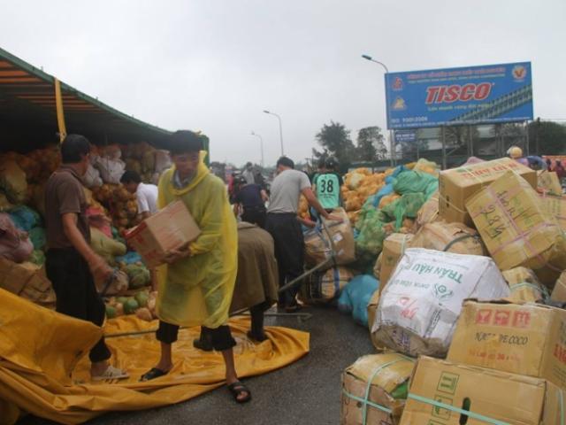 Tin tức trong ngày - Người dân giúp tài xế thu gom 30 tấn dừa khi xe bị lật