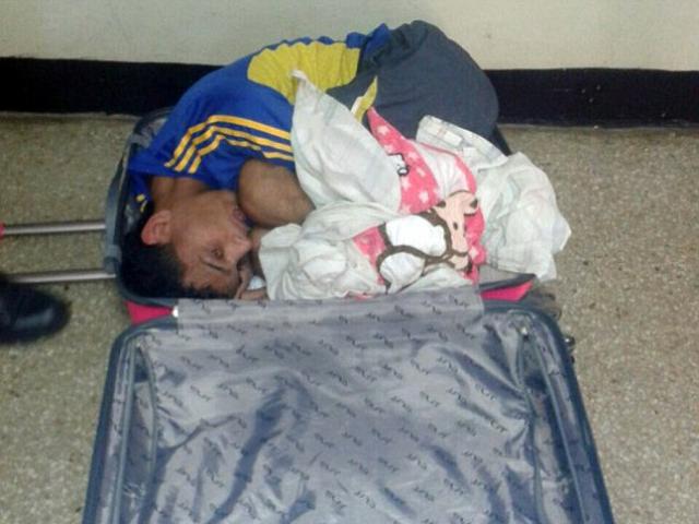 Thế giới - Venezuela: Vợ mang vali vào tù "nhét" chồng kéo ra ngoài