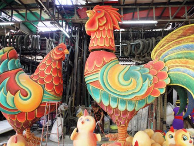 Tin tức trong ngày - Đàn gà "khủng" sắp xuất hiện trên đường hoa Nguyễn Huệ