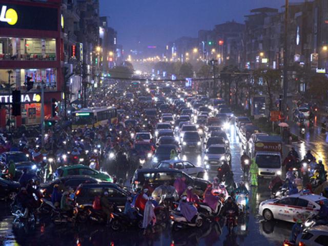 Tin tức trong ngày - HN: Mưa tầm tã giữa mùa đông, đường phố ùn tắc "nghẹt thở"