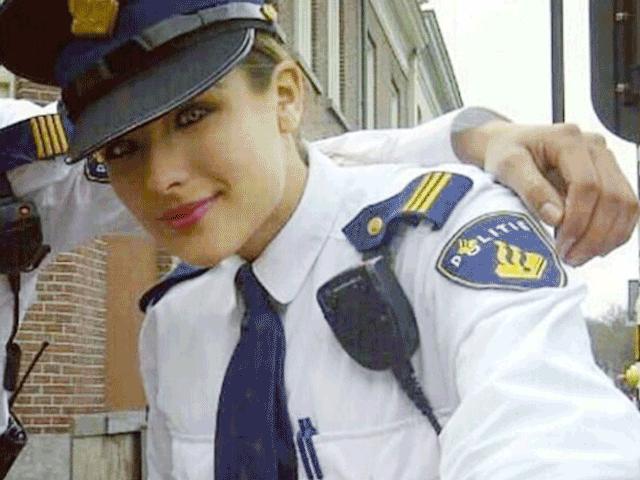 Bạn trẻ - Cuộc sống - Nữ cảnh sát sexy khiến cộng đồng mạng "phát sốt"