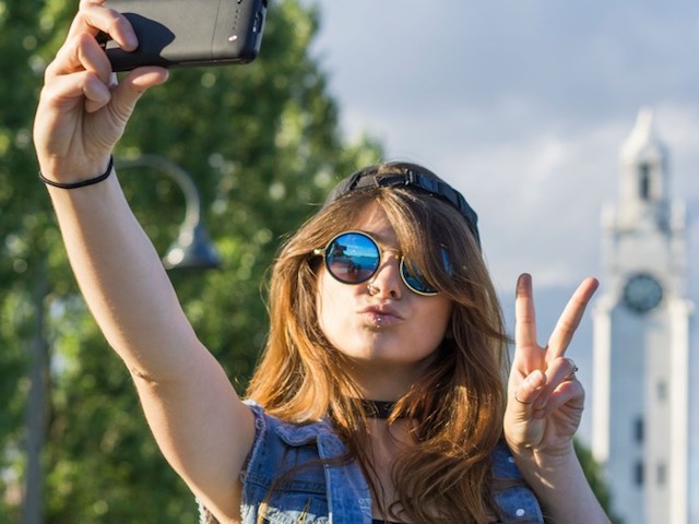 Công nghệ thông tin - Hãy bỏ thói quen tạo ngón tay hình chữ "V" khi chụp ảnh!