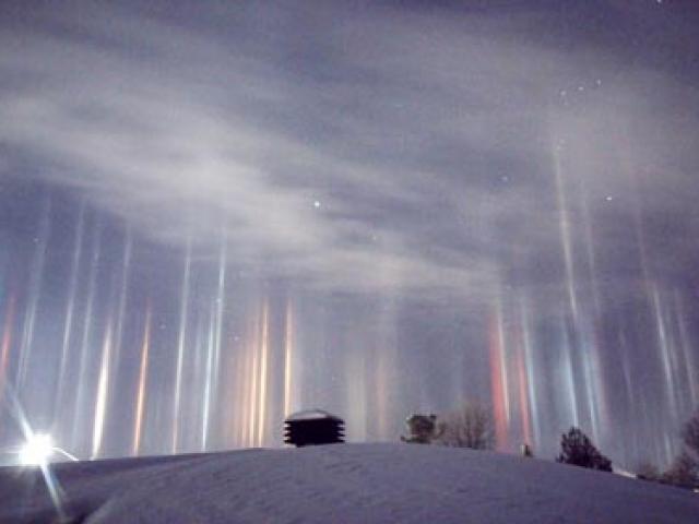 Những cột sáng kỳ ảo xuyên qua bầu trời đêm ở Canada