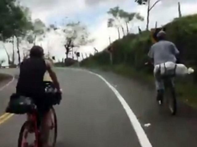 Thể thao - Xe đạp leo dốc: Lão nông cho cua-rơ "hít khói"