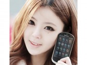 Thời trang Hi-tech - Hotgirl xứ &quot;hoa anh đào&quot; đẹp lung linh bên smartphone cổ