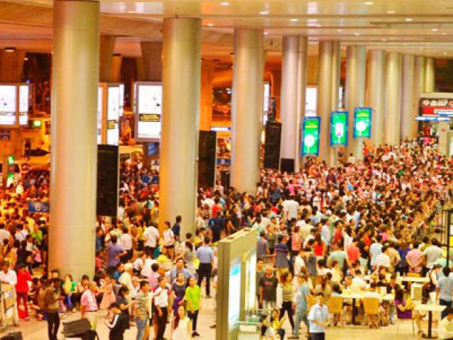 Tin tức trong ngày - Biển người đón Việt Kiều ở sân bay Tân Sơn Nhất lúc nửa đêm