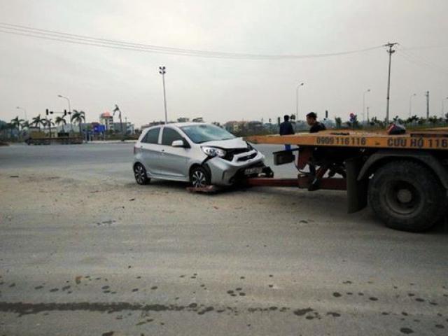 Tin tức trong ngày - Ô tô tông xe đạp điện chở 2 sinh viên nước ngoài