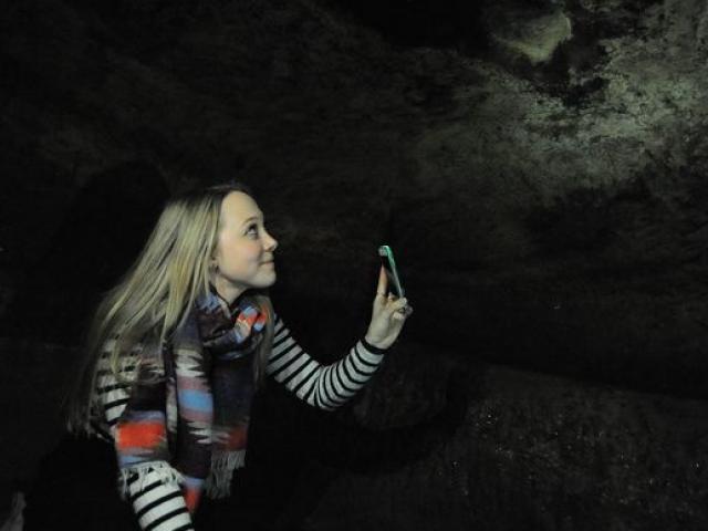 Nữ sinh Anh phát hiện hang động 200 tuổi dưới nhà thuê
