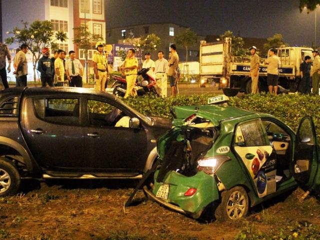 Tin tức trong ngày - TP.HCM: Hai ô tô văng khỏi đại lộ sau va chạm