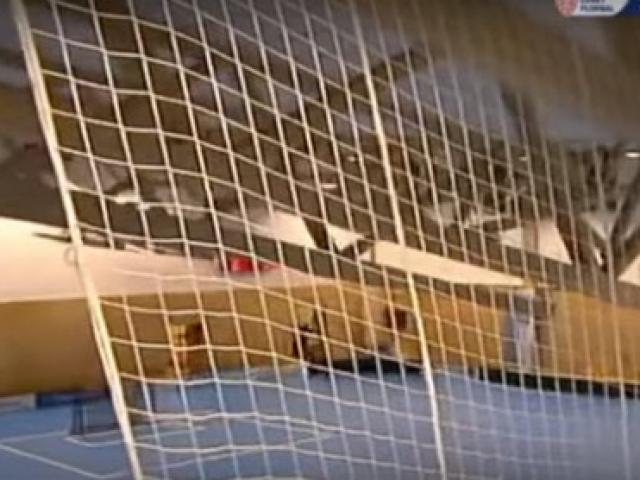 Thể thao - Hoảng sợ: Đang đấu thì nhà sập, VĐV "chạy mất dép"