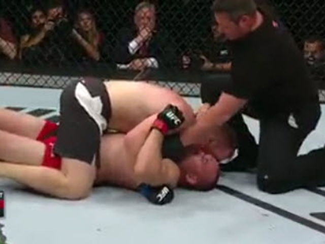 Thể thao - Lần đầu đánh UFC: Đè được đối thủ lại...xin thua