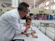Bé 1 tuổi bị thìa đâm vào họng
