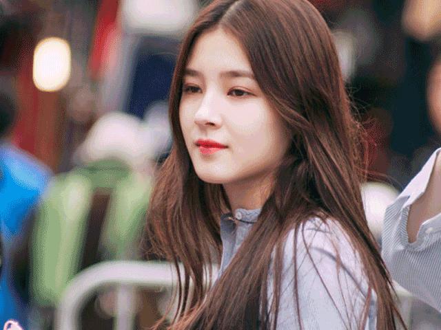Cô gái 17 tuổi gây xôn xao phố đi bộ Hà Nội vì quá xinh đẹp