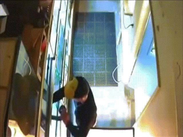 Phi thường - kỳ quặc - Video: Thanh niên thản nhiên ăn trộm trăn giấu trong quần