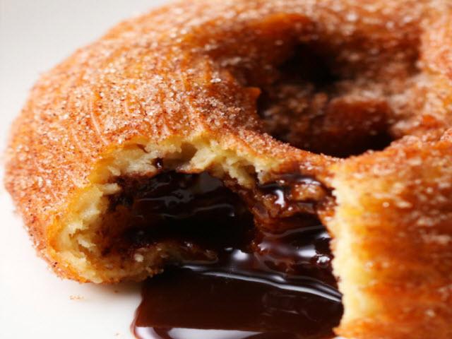 Ẩm thực - Bánh donut nhân socola giòn tan, ngọt ngon khó cưỡng