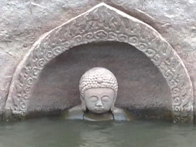 TQ: Tượng Phật bí ẩn 600 tuổi ”trồi lên” giữa hồ nước
