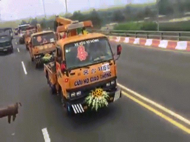 Bạn trẻ - Cuộc sống - Màn rước dâu bằng dàn xe cứu hộ gây choáng ở Vĩnh Phúc