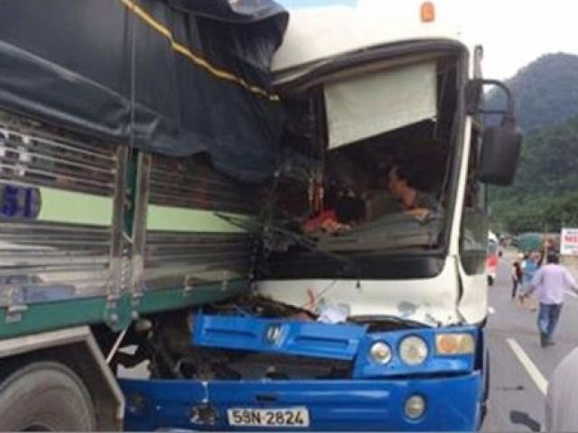 4 xe tải tông nhau trên đèo Bảo Lộc, 1 xe rơi xuống vực