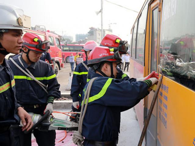 Tin tức trong ngày - Cảnh sát PCCC phá cửa cứu người trong xe khách bốc cháy