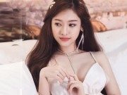 Bạn trẻ - Cuộc sống - Hot girl khiến tình cũ Midu &quot;chao đảo&quot; diện váy ngủ mỏng manh