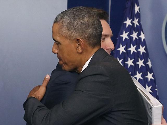Nhân viên Nhà Trắng ôm Obama lần cuối từ biệt