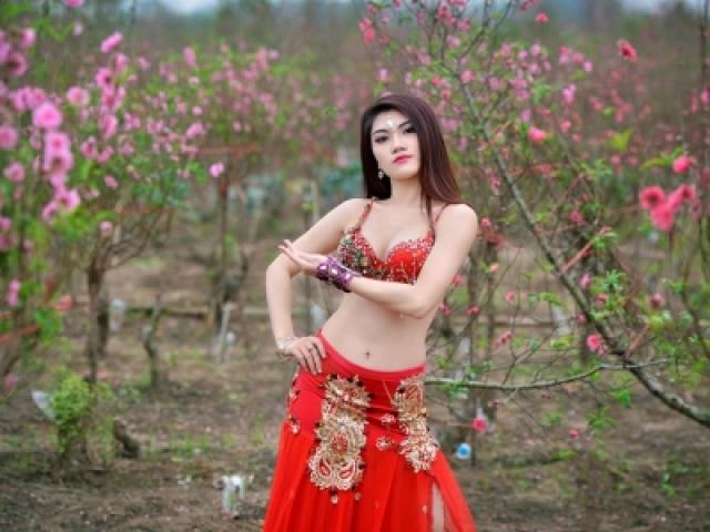 Bạn trẻ - Cuộc sống - Thiếu nữ chụp ảnh gợi cảm giữa vườn đào Nhật Tân