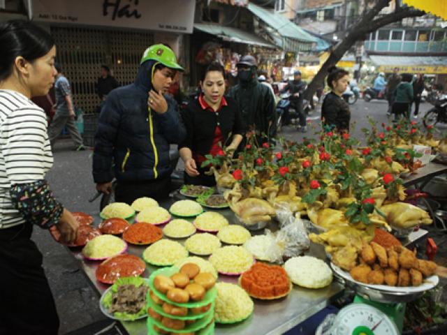 Tin tức trong ngày - Người Hà Nội sắm gì ở "chợ nhà giàu" ngày ông Công ông Táo?