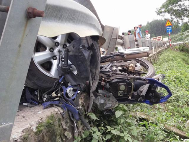 Tin tức trong ngày - Va chạm với xe ngược chiều, 2 mẹ con chết thảm