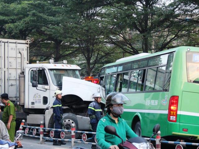 TP.HCM: Xe container tông xe buýt, ít nhất 9 người bị thương