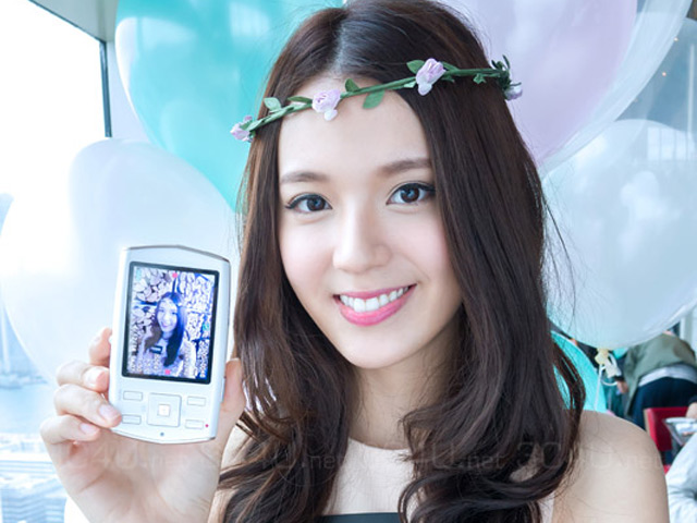 Thời trang Hi-tech - Dàn mẫu đẹp tựa "nữ thần" tạo dáng bên máy ảnh