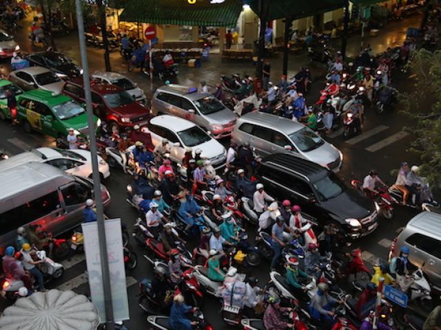 Tin tức trong ngày - Kẹt xe, người Sài Gòn vật vã dưới mưa giờ tan tầm