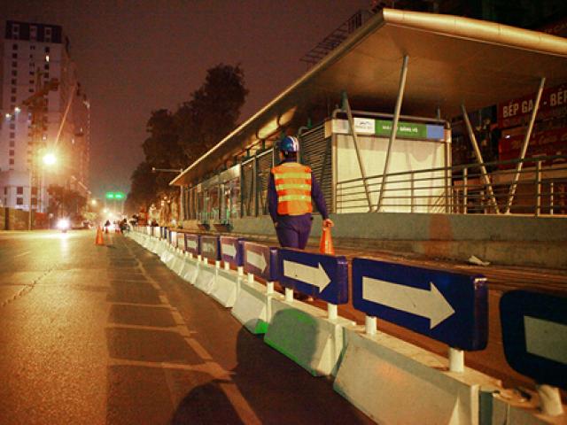 HN: Lắp dải phân cách cứng tuyến buýt BRT trong đêm