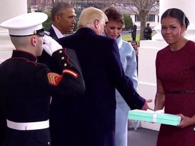 Vợ Obama lúng túng khi nhận quà từ Đệ nhất phu nhân Mỹ