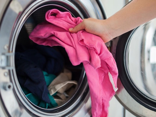 Có nên giặt quần áo mới trước khi mặc?