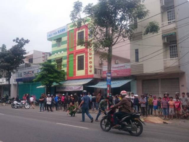 Tin tức trong ngày - Va chạm với xe buýt, cha chết thảm, con trai bị thương