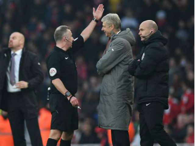 Bóng đá - Arsene Wenger đẩy trọng tài: Lời xin lỗi muộn màng