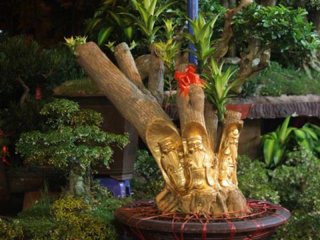 Thị trường - Tiêu dùng - "Mộc tượng sinh tử" hút hàng tại chợ hoa Sài Gòn