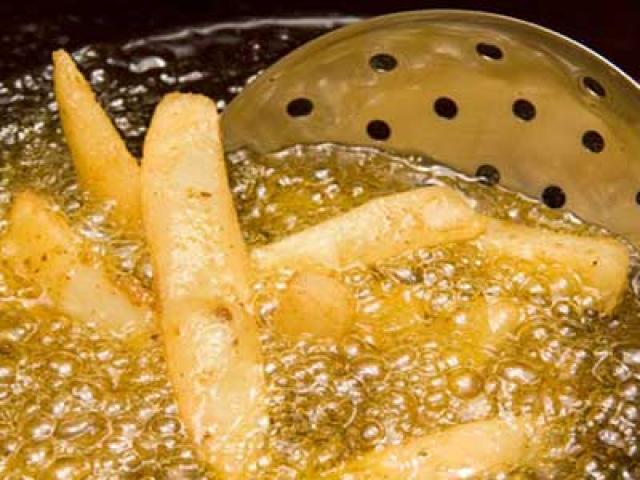 Sức khỏe đời sống - Thói quen ăn đồ chiên rán ngày Tết đe dọa sức khỏe người Việt