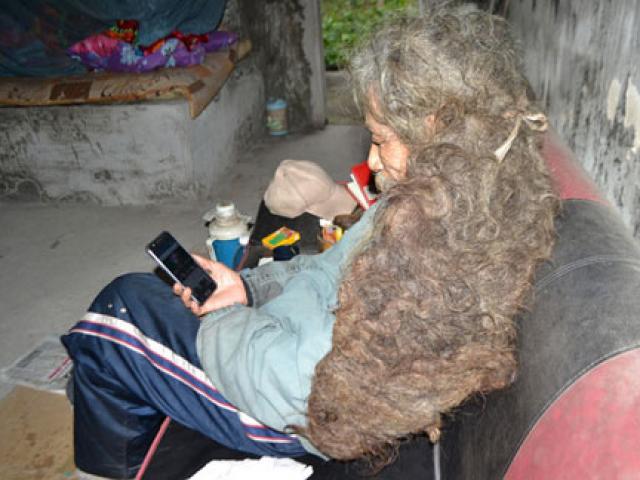 Tin tức trong ngày - Chuyện về người đàn ông có mái tóc "ma làm" 10 năm không cắt