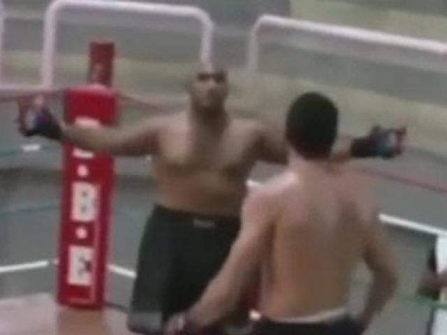 Thể thao - Boxing: Giơ mặt xin đòn, ăn 1 đấm bất tỉnh luôn