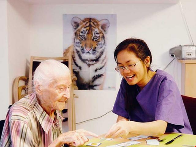 Giáo dục - du học - Đức: Nghề điều dưỡng không ‘hái ra tiền’