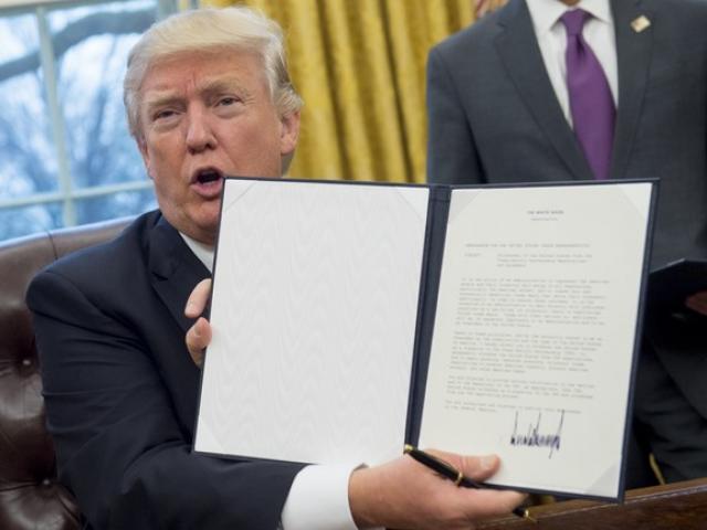 Thế giới - Trump chính thức kí sắc lệnh rút khỏi hiệp định TPP