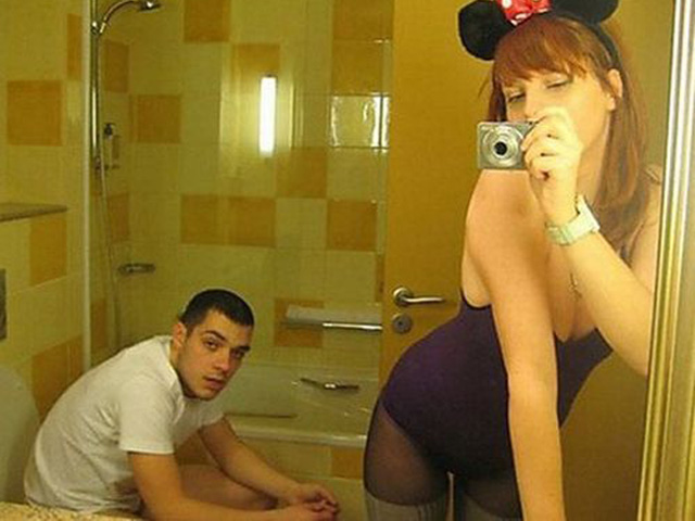 Tranh vui - Muôn kiểu chụp ảnh "tự sướng" siêu bá đạo