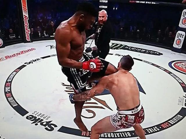 Thể thao - MMA: Đầu gối bay tiễn đối thủ đi chỉnh "răng hàm mặt"