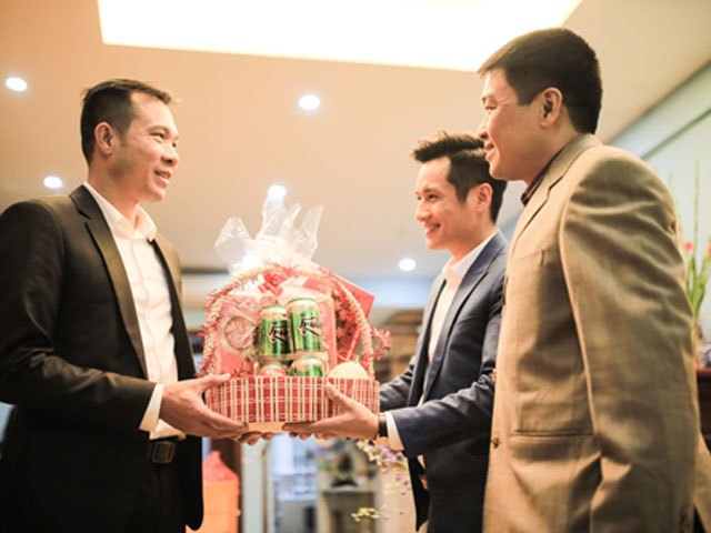 Thị trường - Tiêu dùng - Xạ thủ Hoàng Xuân Vinh tiết lộ bí quyết chọn quà tết tặng bạn bè