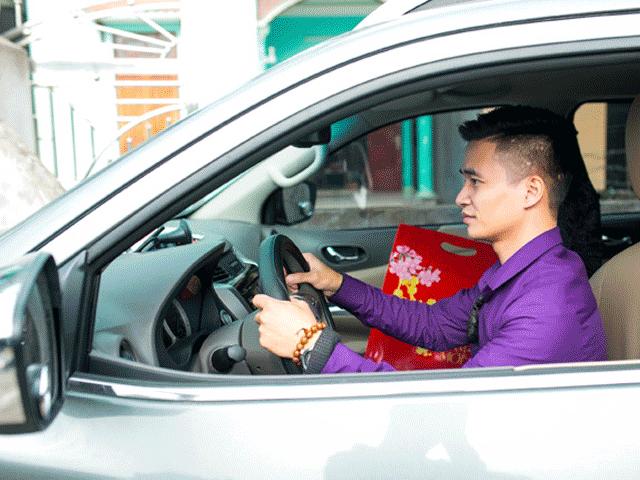 Bạn trẻ - Cuộc sống - Lệ Rơi đánh ô tô về quê ăn Tết sau 1 năm "dè chừng" showbiz