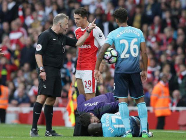 Bóng đá - Phân biệt chủng tộc ở sân bay, "đồ tể" Arsenal gặp họa