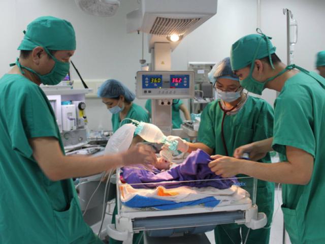 Sức khỏe đời sống - Quảng Ninh: Bé sơ sinh lộ toàn bộ nội tạng ra ngoài